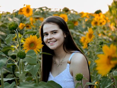 niña entre girasoles