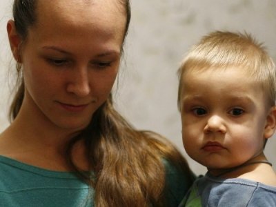 Ukrainar haur txikiak amaren besoetan