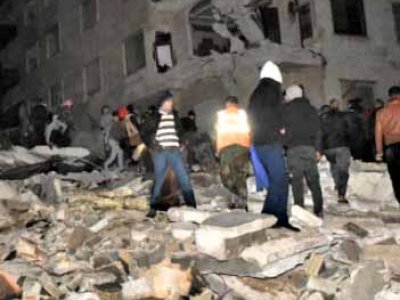 Larrialdi Gizonak hondakinen artean lurrikara baten ostean humanitarioa