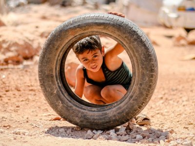 Niño que mi a través de una rueda