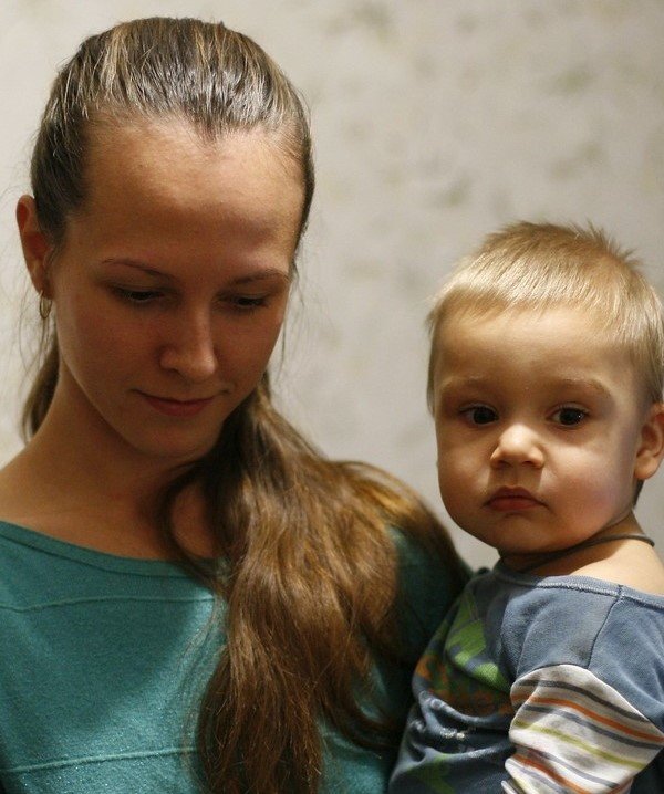 Niños pequeño ucraniano en brazos de su madre