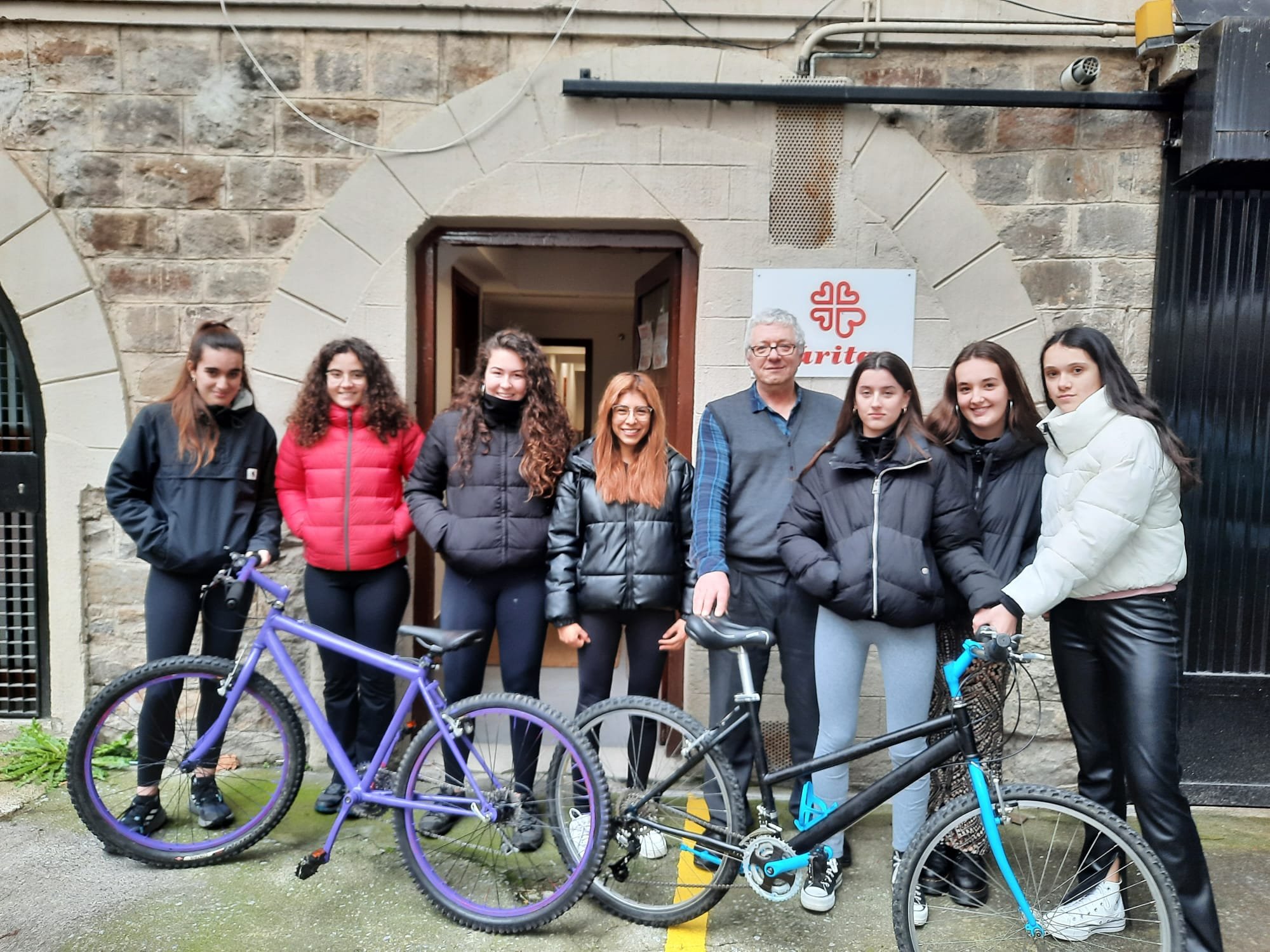 Grupo de jovenes con bicis en la sede de Caritas de Arrasate