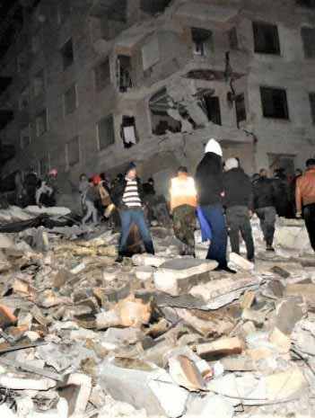 Hombres entre escombros después de un terremoto