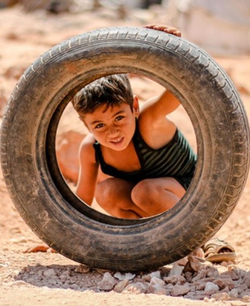 Niño que mi a través de una rueda