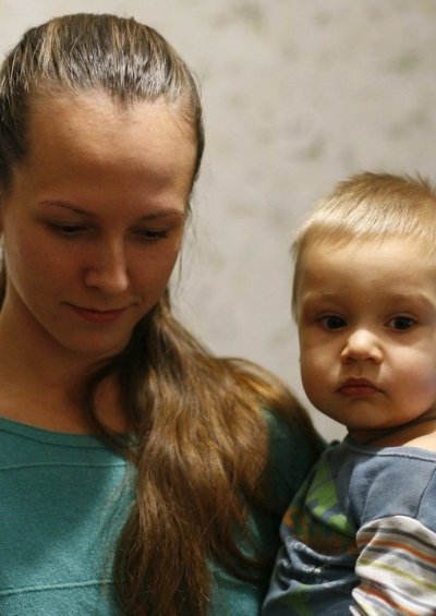 Ukrainar haur txikiak amaren besoetan